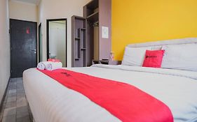 RedDoorz near ITC Cempaka Mas